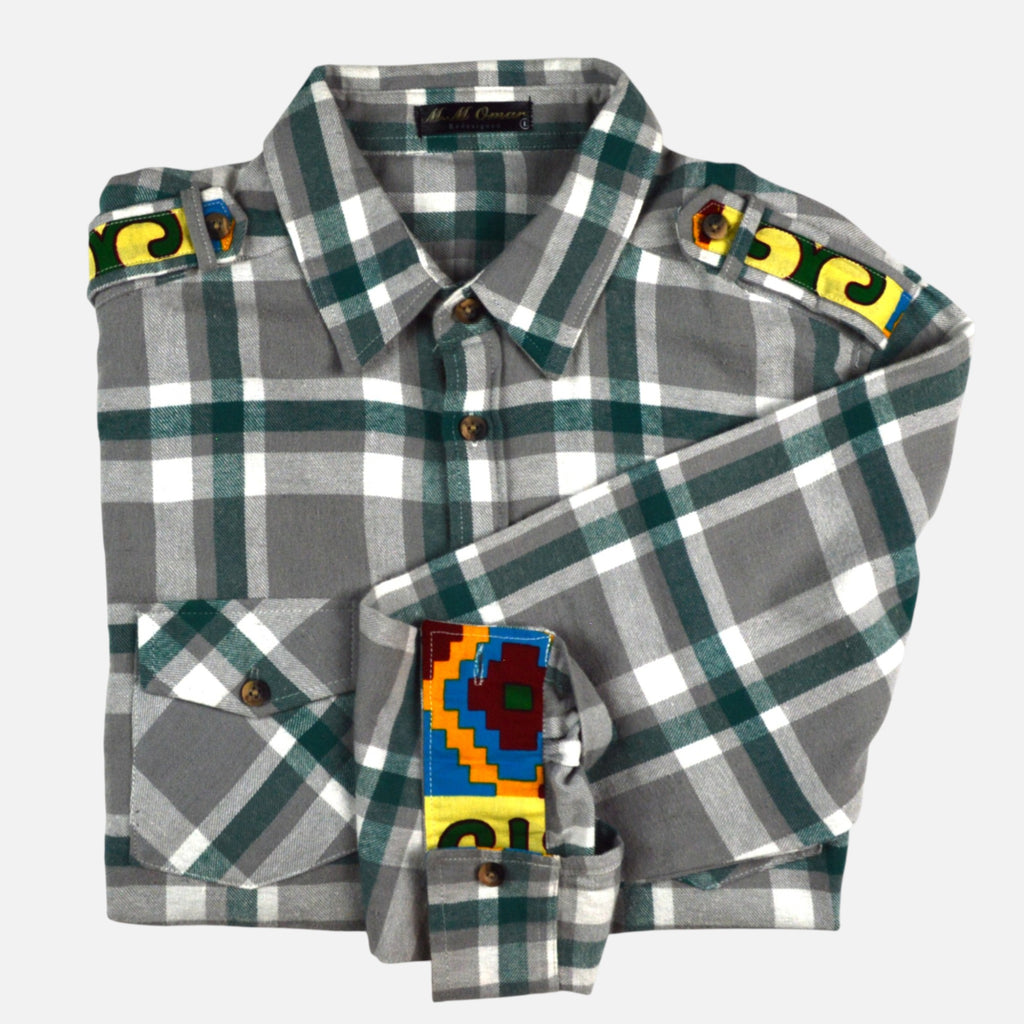 Afari Hemd – Detailaufnahme der Schulterklappe und Manschetteninnenseite mit Waxdruckmuster (Flatlay auf weißem Hintergrund)