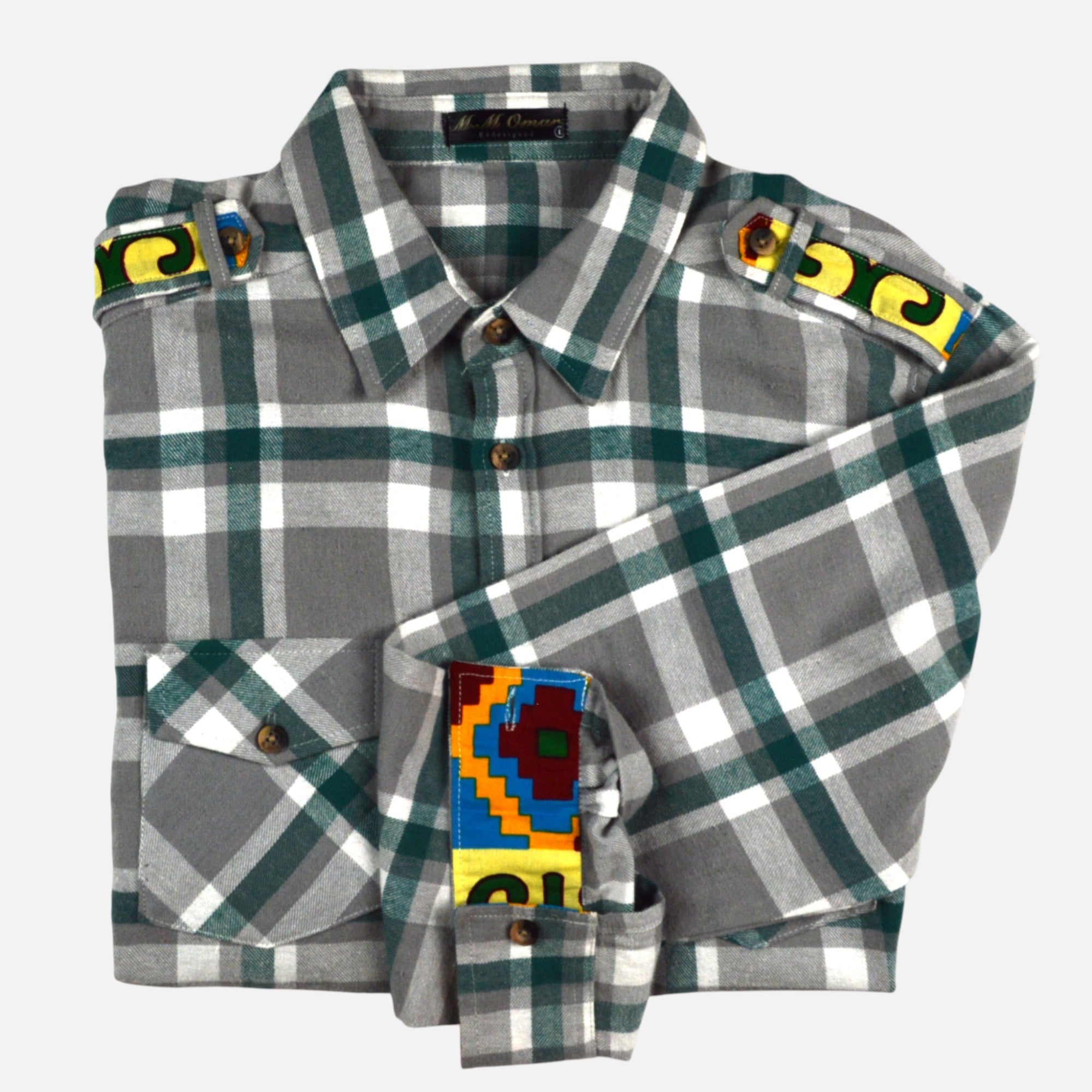 Afari Hemd – Detailaufnahme der Schulterklappe und Manschetteninnenseite mit Waxdruckmuster (Flatlay auf weißem Hintergrund)