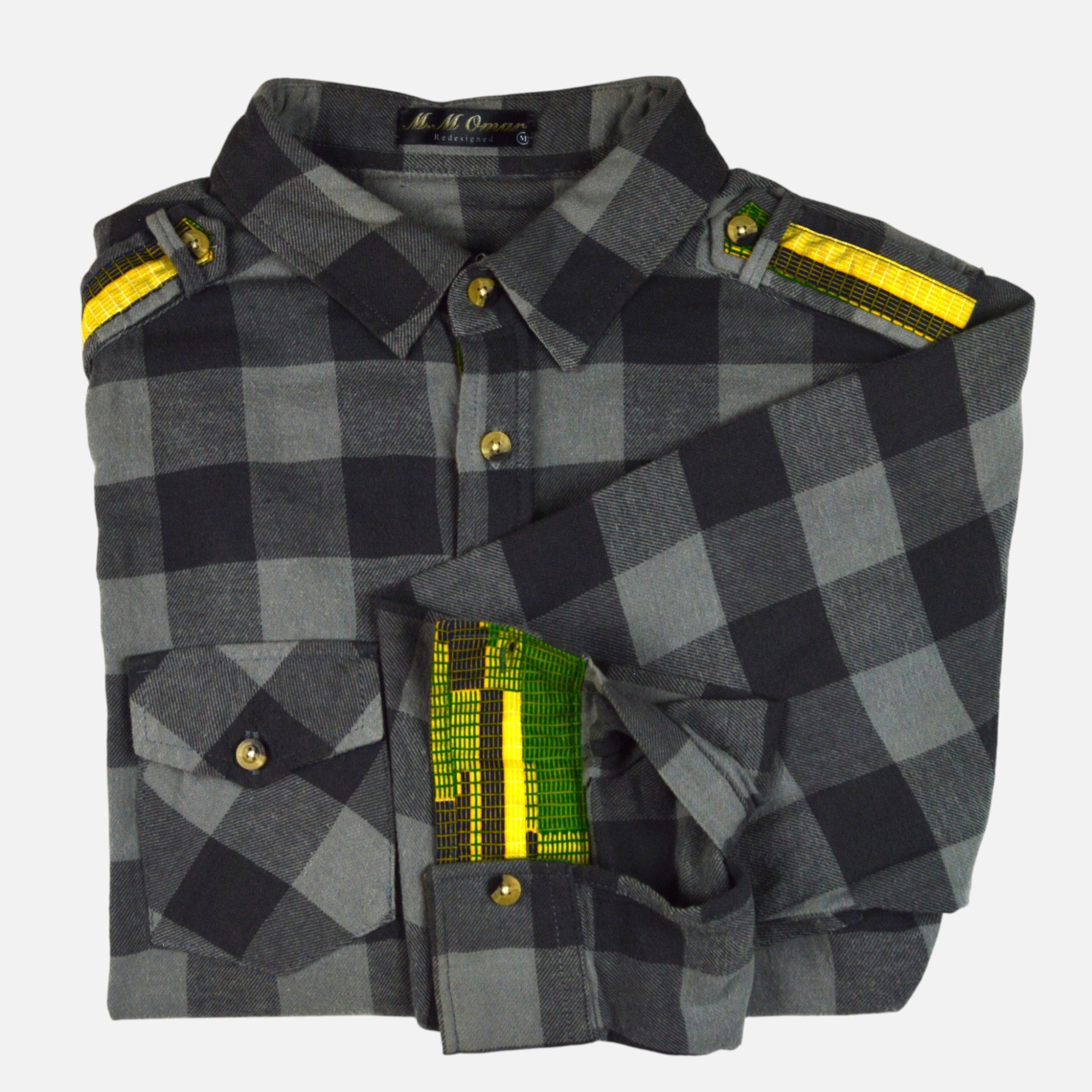 Afari Hemd – Detailaufnahme der Schulterklappe und Manschetteninnenseite mit Waxdruckmuster (Flatlay auf weißem Hintergrund)