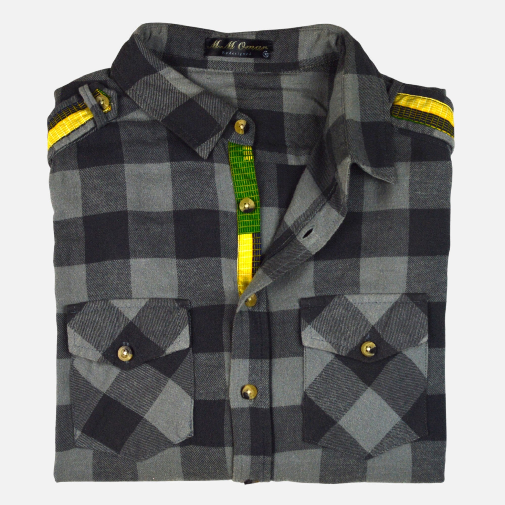 Afari Hemd – Detailaufnahme der Knopfleiste und Schulterklappe (Flatlay auf weißem Hintergrund)