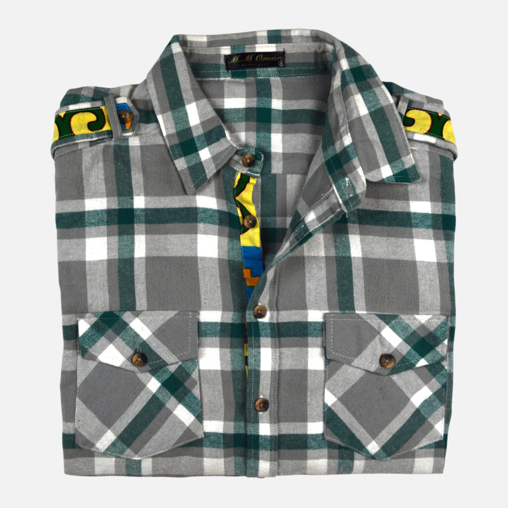 Afari Hemd – Detailaufnahme der Knopfleiste und Schulterklappe (Flatlay auf weißem Hintergrund)