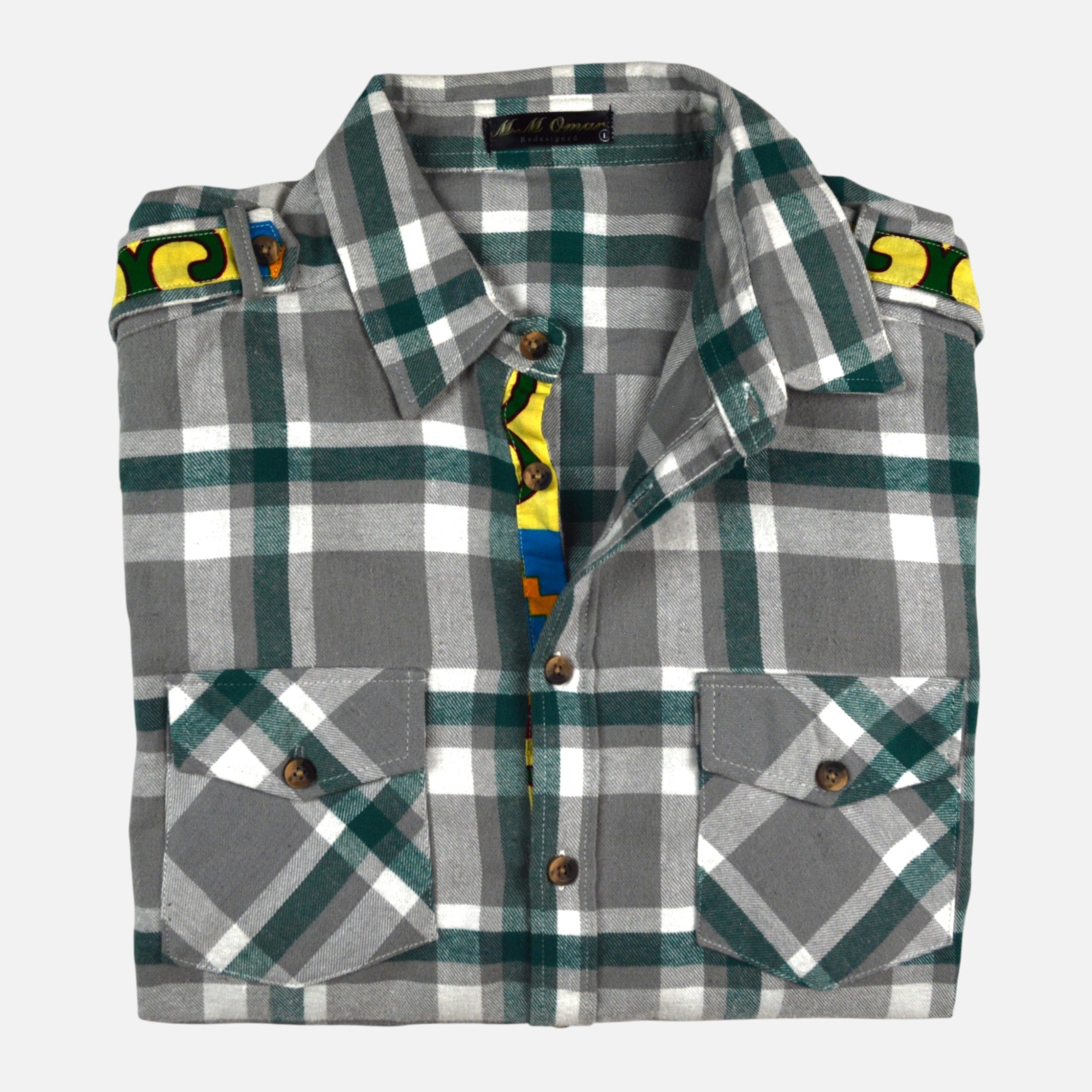 Afari Hemd – Detailaufnahme der Knopfleiste und Schulterklappe (Flatlay auf weißem Hintergrund)