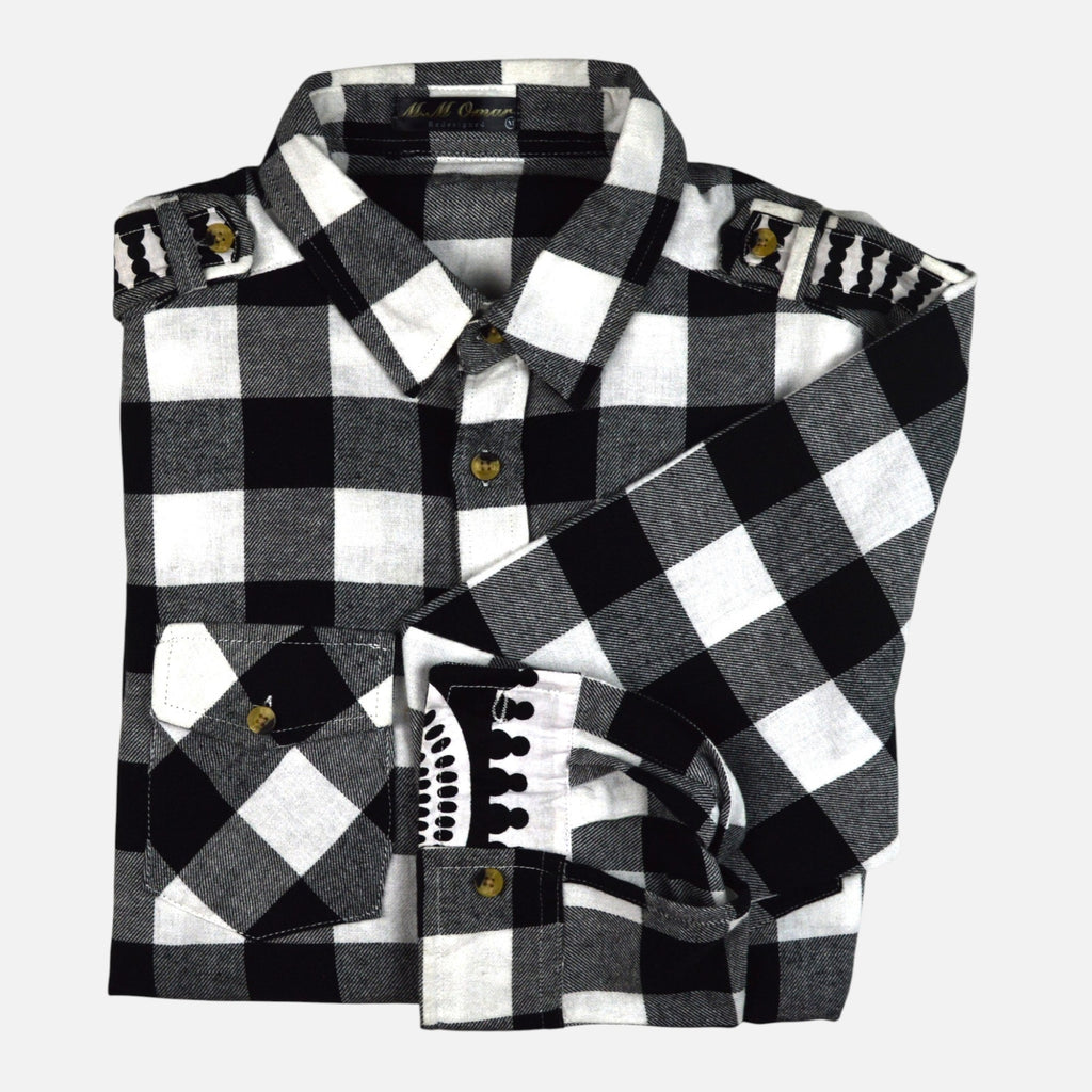 Afari Hemd – Detailaufnahme der Schulterklappe und Manschetteninnenseite mit Waxdruckmuster (Flatlay auf weißem Hintergrund)