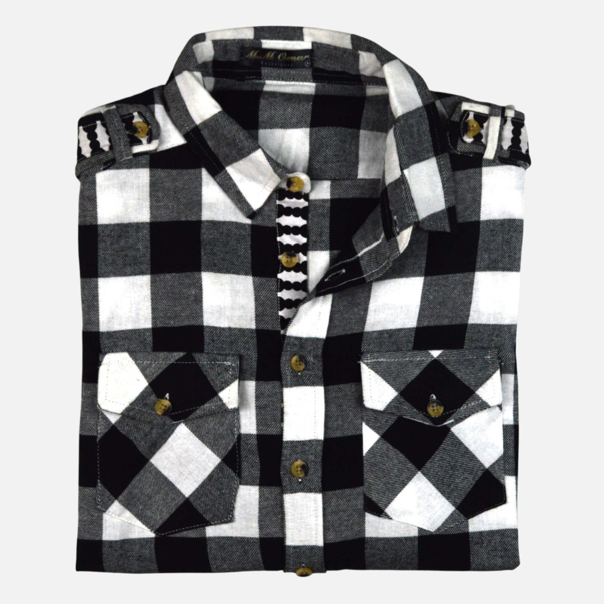 Afari Hemd – Detailaufnahme der Knopfleiste und Schulterklappe (Flatlay auf weißem Hintergrund)