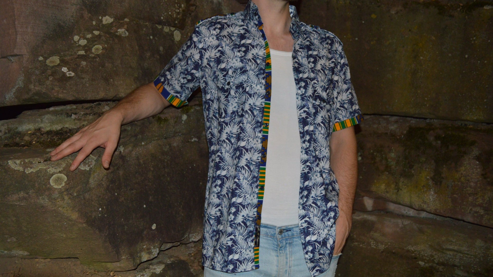 Afari Hemd – Lifestyle Aufnahme an einder Steinwand