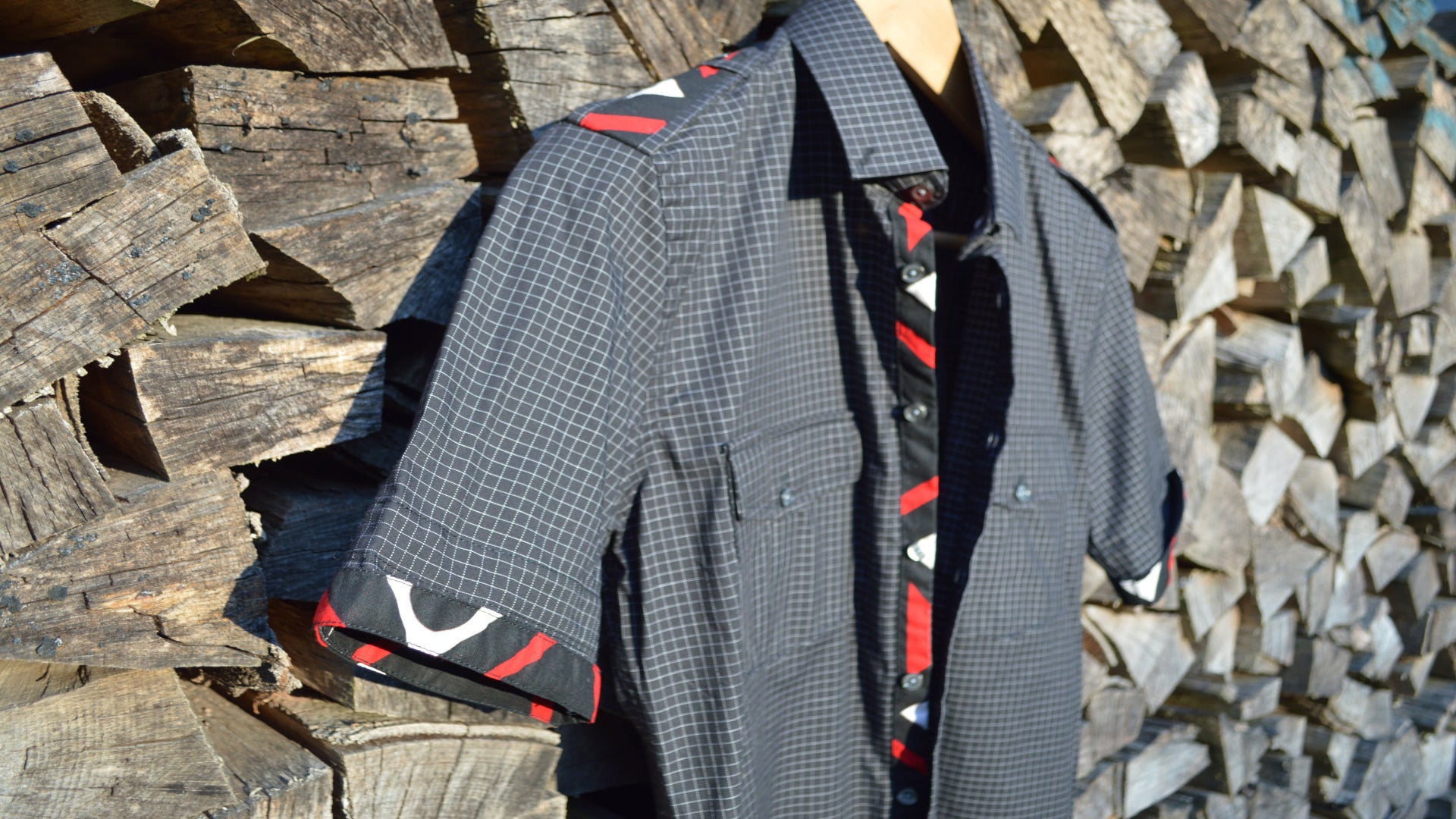 Afari Hemd – Detailaufnahme der Waxprint Muster.